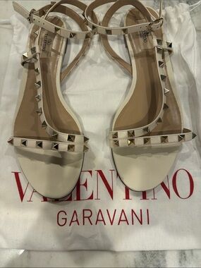 Valentino Garavani Cream Leather Rockstud T-Strap Flat Sandals